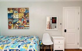 Costa Mesa Homestay - Private Rooms With 2 Shared Baths And Hosts Onsite